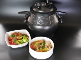Курица, картофель, лук, морковь, болгарский перец,

укроп, чеснок, помидоры, зелень, специи, соль.
