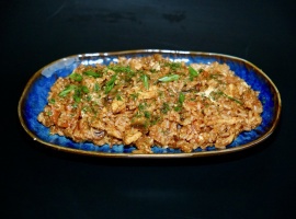 Рис, свинина, болгарский перец, лук, шампиньоны, кунжут,

яйцо, соевый соус, соус терияки, устрич...