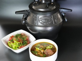 Свинина, картофель, лук, морковь, болгарский перец,

укроп, чеснок, помидоры, зелень, специи, соль.
